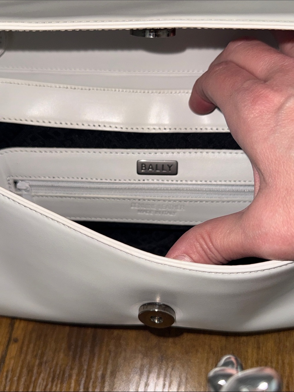 Authentic Bally White Leather Shoulder Bag extremely rare! Elegant & beautiful